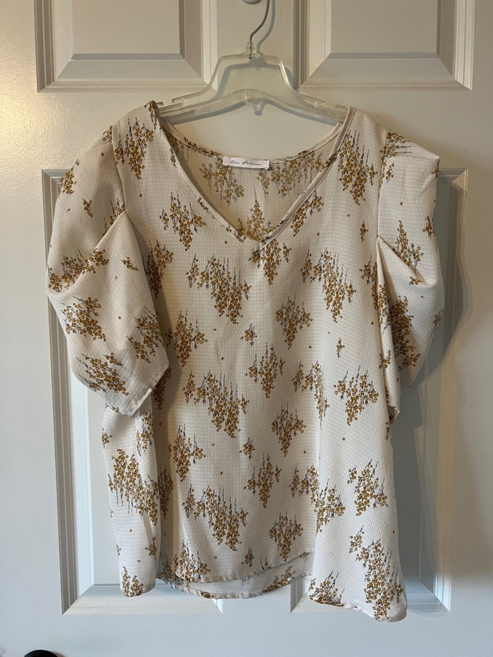 Ces Femme Cream V-Neck Puff-Sleeve Floral Top